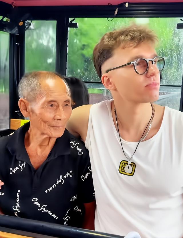 爱情乱了年纪！46岁大妈嫁儿子同学，绝经前怀混血儿，现生活幸福