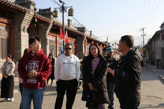 “海外博主看朔州”活动深入山阴怀仁——感受历史文化与现代产业的蓬勃脉动