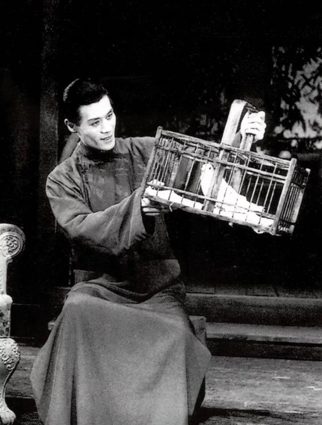 白天演员、晚上间谍，隐姓埋名75年，95岁“姜子牙”的传奇一生