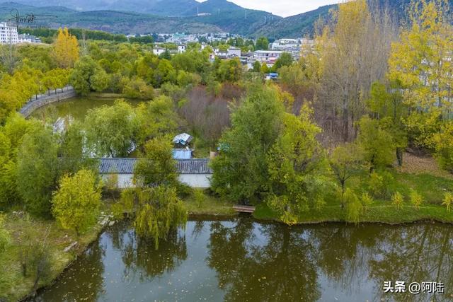 随着旁边五星级酒店的破产重组，这个公园也逐渐没落，被丽江遗忘