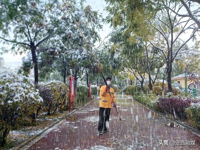 深秋定西，初雪悄然缀山河