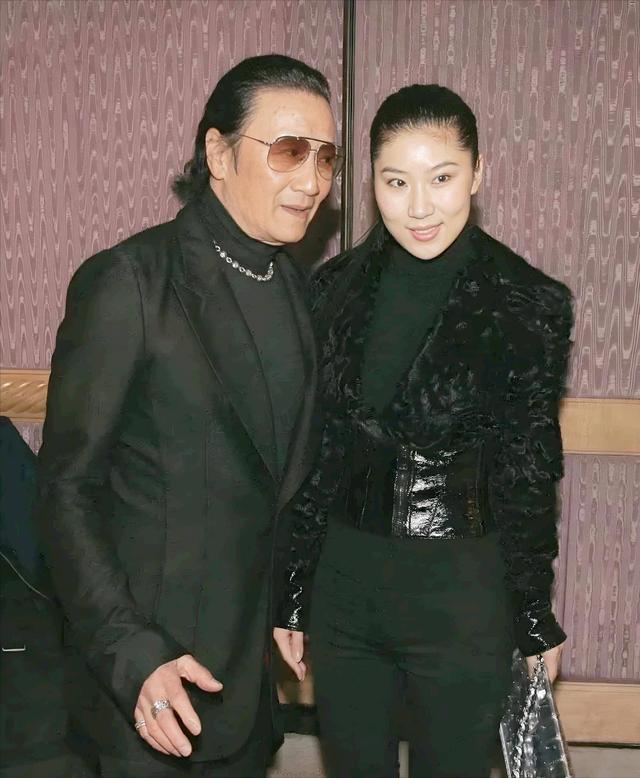 谢霆锋一家三口过七夕，89岁谢贤难得摘下墨镜，近照老得认不出！