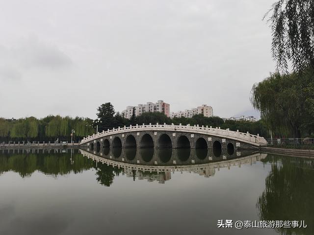 泰安：南湖公园人潮如织，十二莲桥美轮美奂，老夫妇的话让人深思
