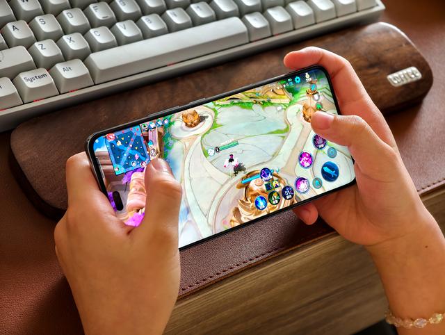 荣耀史上续航最强千元机！8000mAh+四曲屏，这手机是充电宝成精？