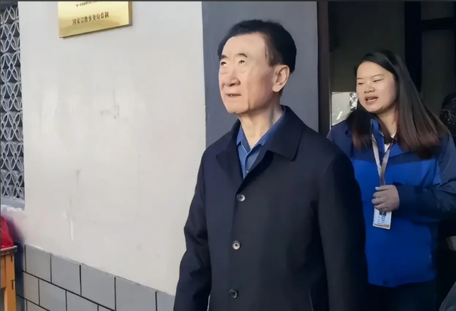 挥霍无度、风流成性，71岁的王健林，惨遭亲儿子王思聪的“反噬”