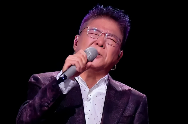 假唱翻车，真唱跑调！2025大湾区晚会简直灾难现场	，还好有他救场