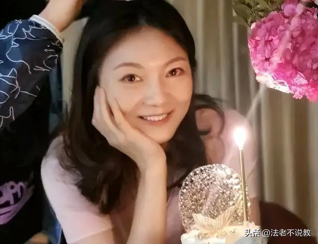 恩爱25年抵不过残酷现实，74岁张艺谋年老色衰，43岁陈婷花样年华