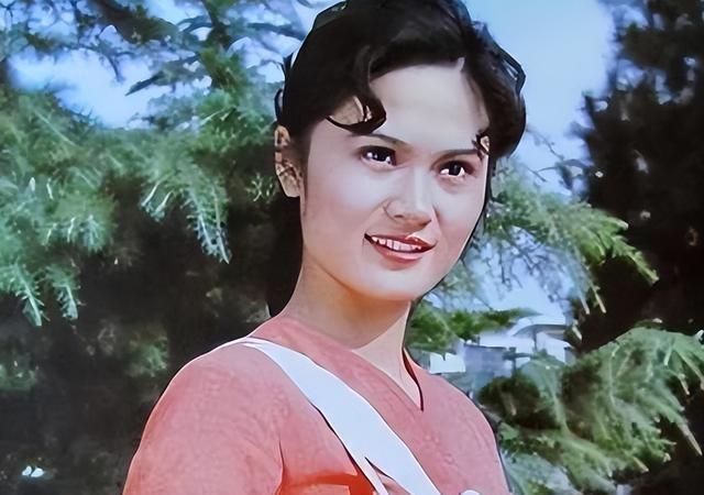 她是天生丽质的美女演员，嫁给军委副主席之子，离婚后成知名画家