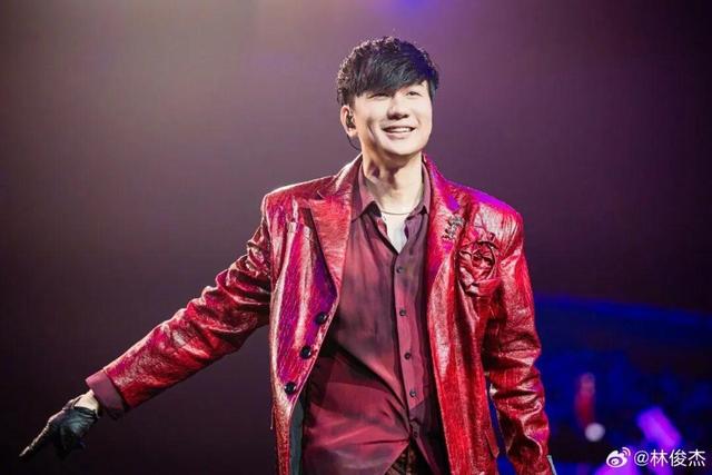 林俊杰晒照官宣恋情	，与女方相差21岁，上月曾被拍到两人同游