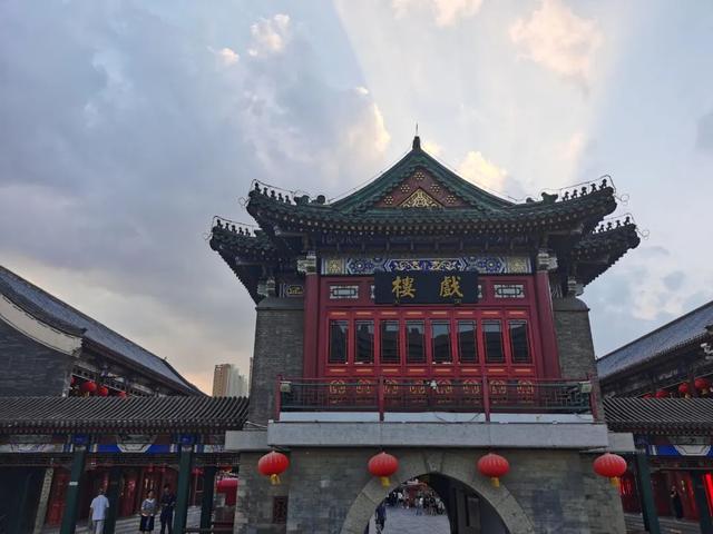 与众不同的天津，去津门故里泡相声茶馆，到狮子林桥看大爷跳水
