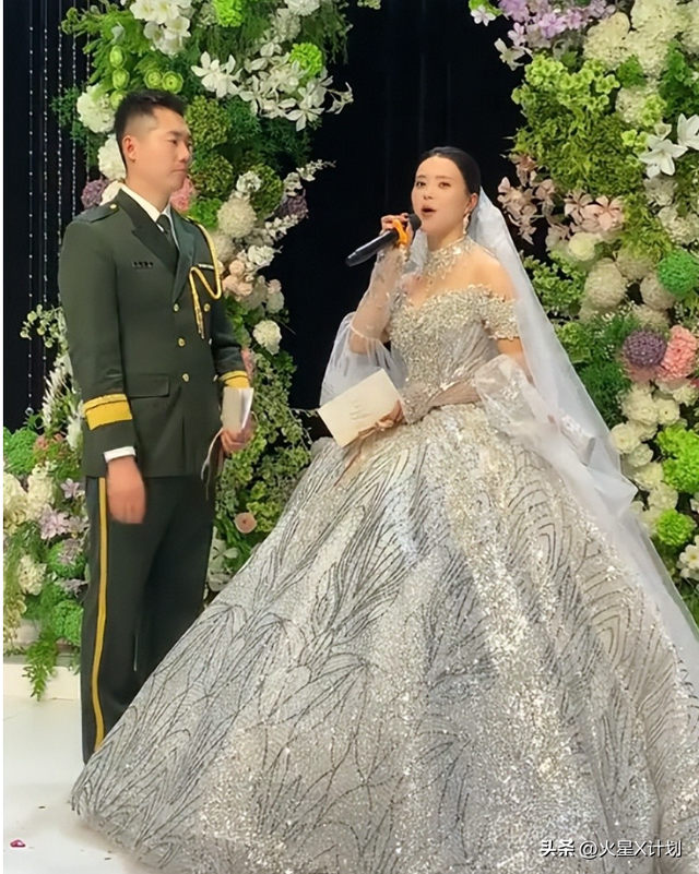 张自轩婚礼现场	，新娘很强势两次拒绝他的亲密动作，岳父实力不菲