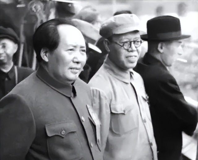 他是原政治局常委，68岁失意选择了吞药自尽	，骨灰至今都没有找到