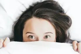 丈夫询问妻子打电话时在干什么，妻子撒娇：是闺蜜挠我痒痒图片