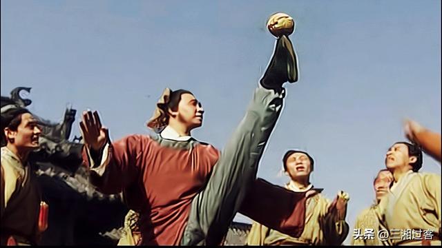 被《水浒传》抹黑的北宋权臣：高俅不只会踢球，童贯才是灭国推手
