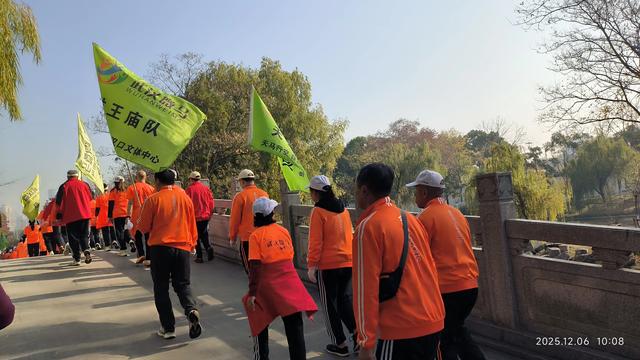 行走在月湖公园