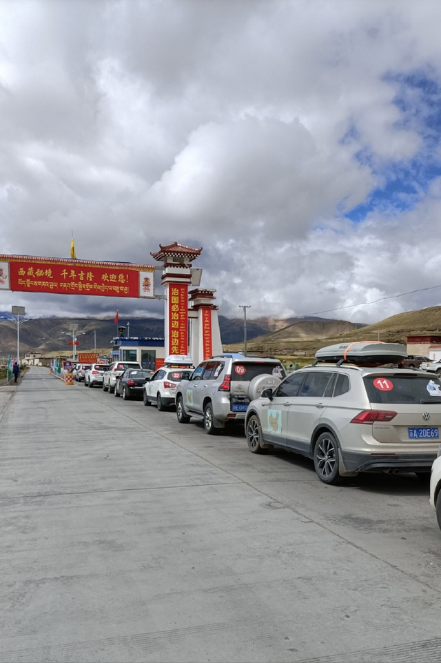 比林芝更易抵达，西藏这条“沟”海拔低、雪山多，镇比市还豪华！