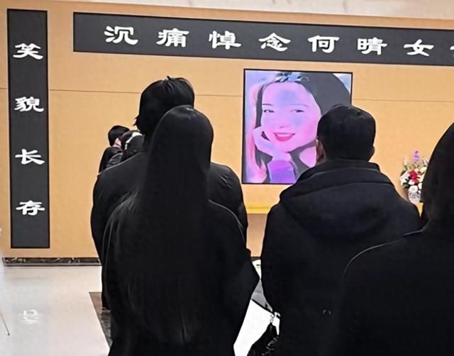 她走后24小时，全网却开始了另一场“表演”