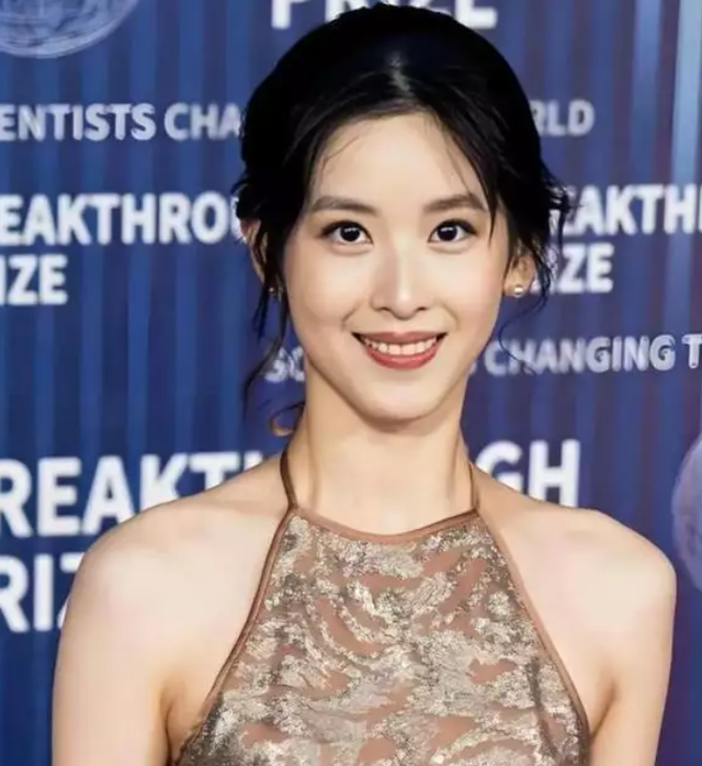 婚变传闻真相大白不到半月，章泽天高调官宣喜讯，终于等到这一天