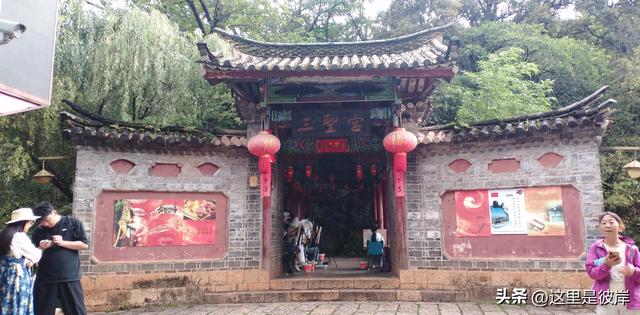 乘公交游丽江的束河古镇