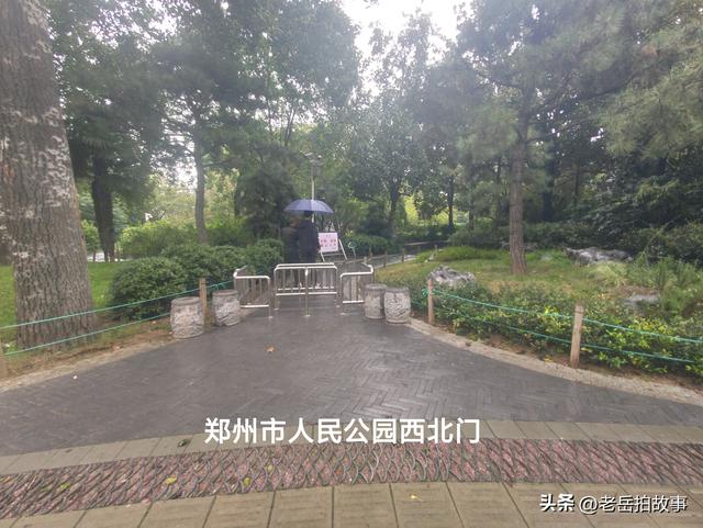 目前的郑州市人民公园有几个大门？