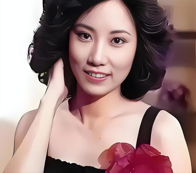 78岁连路都走不稳还开演唱会	，全网骂声一片，她却扬言回馈粉丝