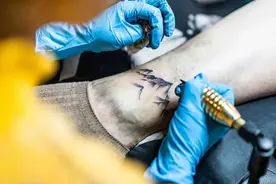 14岁孩子花200元文身“关公”，法院：美容赔偿2000元图片