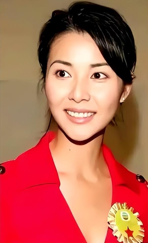21岁拍三级，30岁被出轨，38岁嫁大佬，如今52岁没孩子还被宠成宝