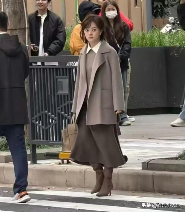 孙俪无锡拍戏被偶遇，身穿毛呢大衣新发型好洋气，本人又瘦又美！