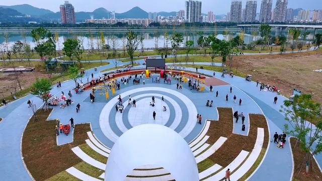 带娃圣地+1,射洪这个新广场好安逸!