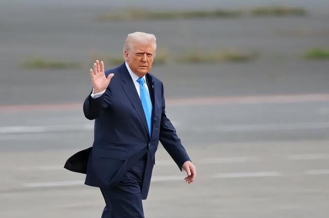 中美芯片暗战再升级！参议员联手马国封锁，黄仁勋称低估中国太蠢