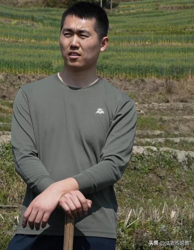 “最帅升旗手”张自轩被骂惨了！面对争议，他用一句话来回应