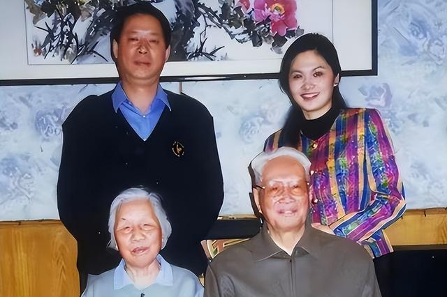 她是80年代央视美女主持，嫁给军委副主席之子，离婚后以卖画为生