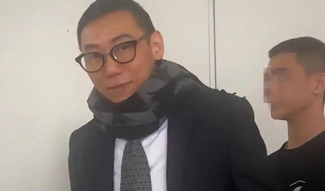 陪玩陪睡只是冰山一角，认干爹	，舔手指，拜高踩低，实在荒唐！