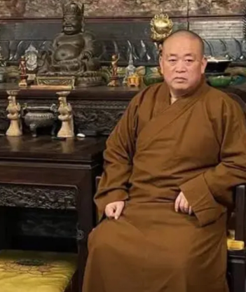 李湘没想到，释永信刚塌房，自己就因一张“黑丝短裙照”被牵连了