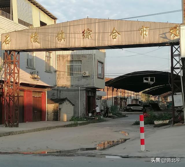 广西来宾市兴宾区与南宁市宾阳、上林交界的小镇，得名源于庙宇