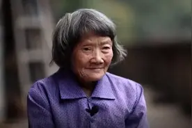 老人欠银行3000元，行长上门收款，当老人拿出钱来时，瞬间泪目了图片