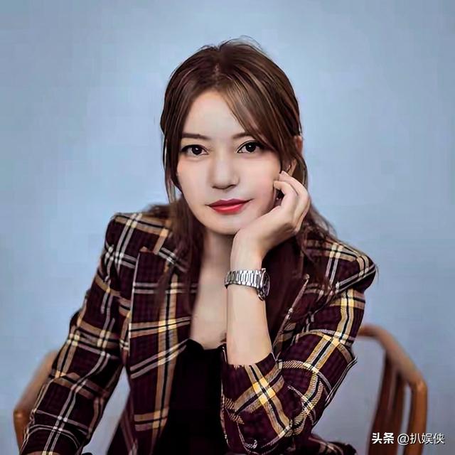 被封4年	，赵薇做梦也没想到，如今56岁哥哥竟成了自己的“撑腰”