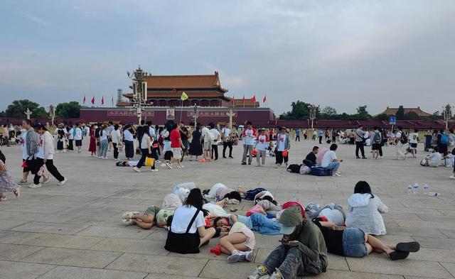 今天上午，天安门毛主席纪念堂前发生的真实场景画面，大家看看吧