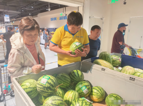 当5块钱12瓶的矿泉水开始出现：中国进入了硬折扣时代