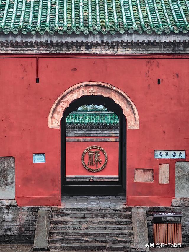 武当山意外之喜！雨中留宿南岩，邂逅古建与自然的绝配