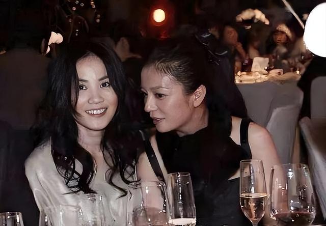 赵薇走到今天该怪谁？事业毁了，婚姻没了，如今连房子都要卖了