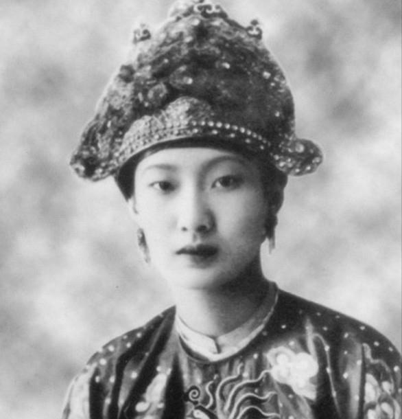 爱时为她破例，尊为皇后；不爱时任她凋零，不送最后一程