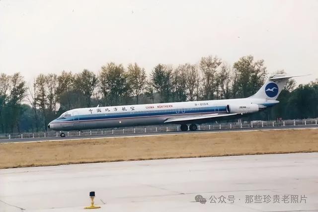 2002年，北京首都机场的飞机