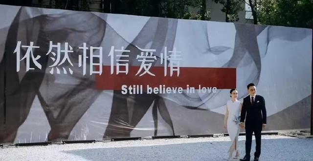 六旬企业家迎娶北大前女友，20年纠葛终画圆，零礼金婚礼成焦点