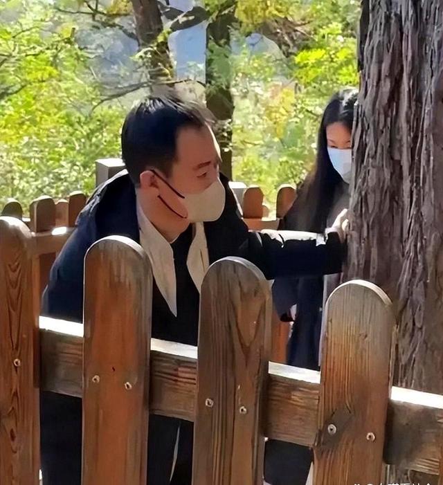 李乃文也没想到，朱媛媛离世仅半年，辛柏青已经走上了另一条路