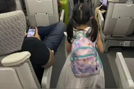 郭晶晶带3娃坐高铁度假，二女一儿近照公开，网友坐不住了图片