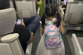 郭晶晶带3娃坐高铁度假，二女一儿近照公开，网友坐不住了图片
