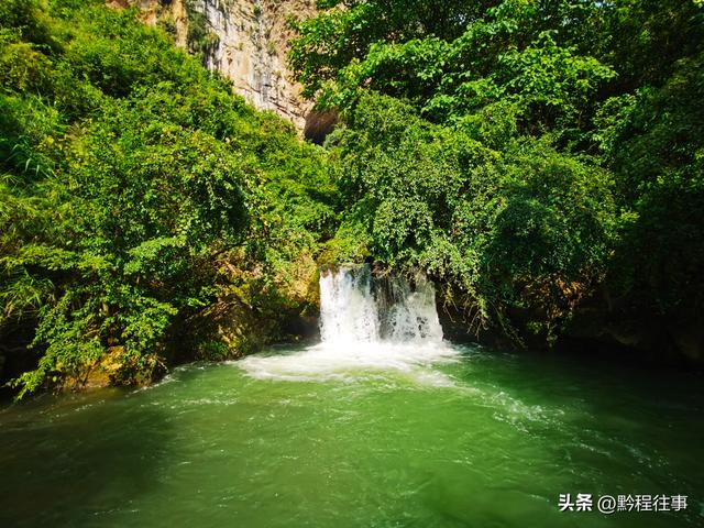 一个洞内烟云氤氲的躲匪洞，一个白练如幕的暗河瀑布