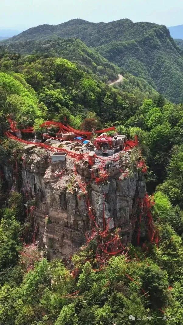 秭归长阳巴东交界的香龙山，香火旺盛，那里风景怎样？会开发么？
