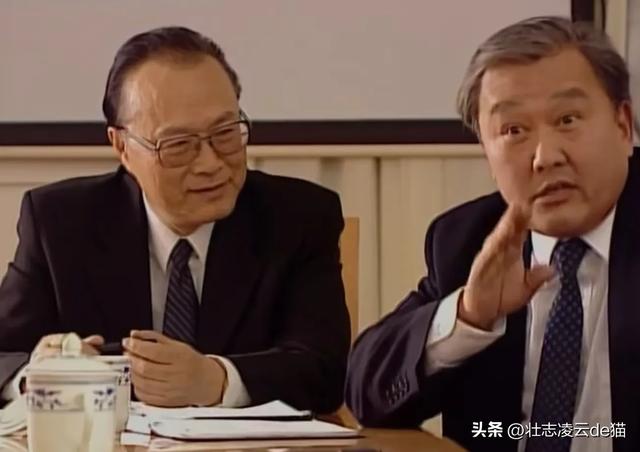 常委们超规格欢送秘书长，秘书长的门外自然排起长队